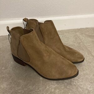 NWT Express Tan Booties with Heel Women’s size 10